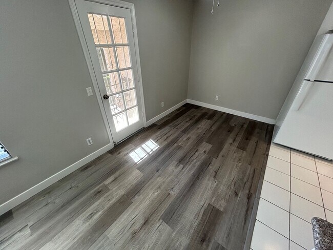 Building Photo - BEAUTIFUL 2 BED 2 BATH SECOND FLOOR CENTRAL LAS VEGAS CONDO