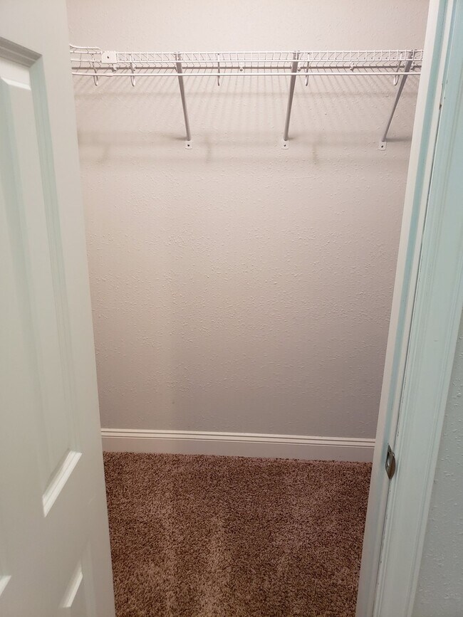 Building Photo - Granite Counter Tops w/ Open Floor Plan in...
