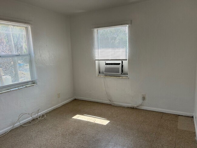 Building Photo - Cozy 2 Bedroom, 1 Bath Apartment in Charming Sarasota Duplex