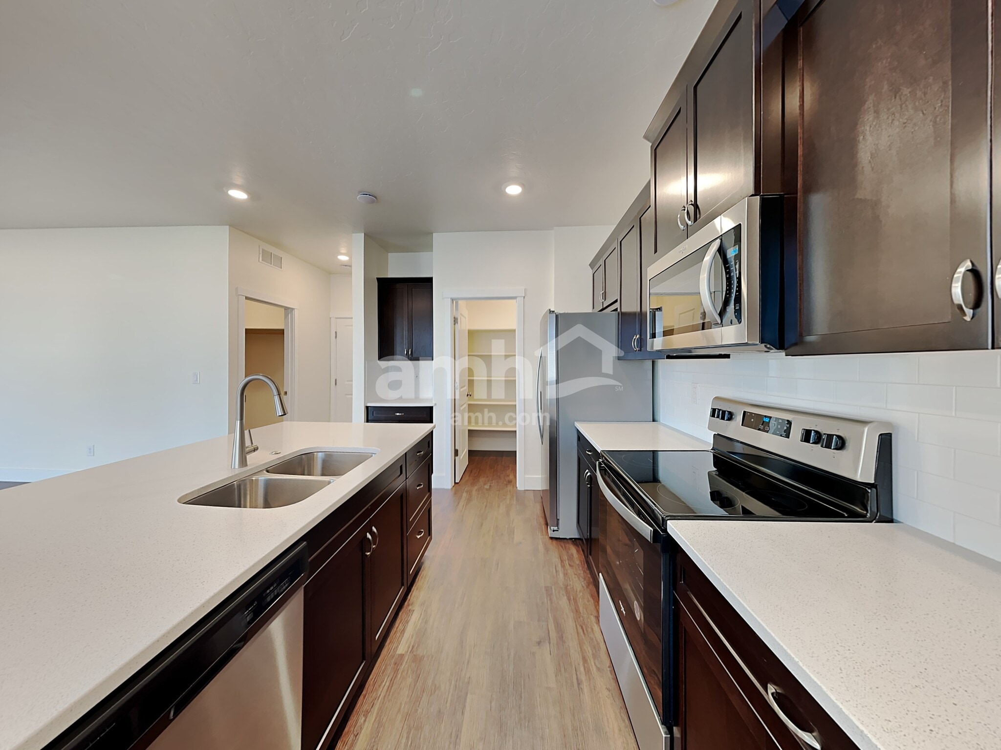 Building Photo - 1366 N Barkvine Ave