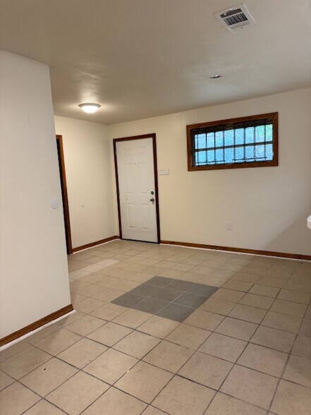 Building Photo - 6015 Doulton Dr