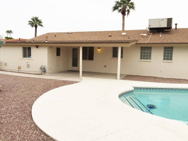 Building Photo - 610 E Malibu Dr