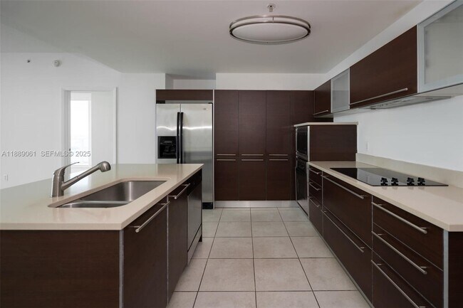 Building Photo - 1900 N Bayshore Dr