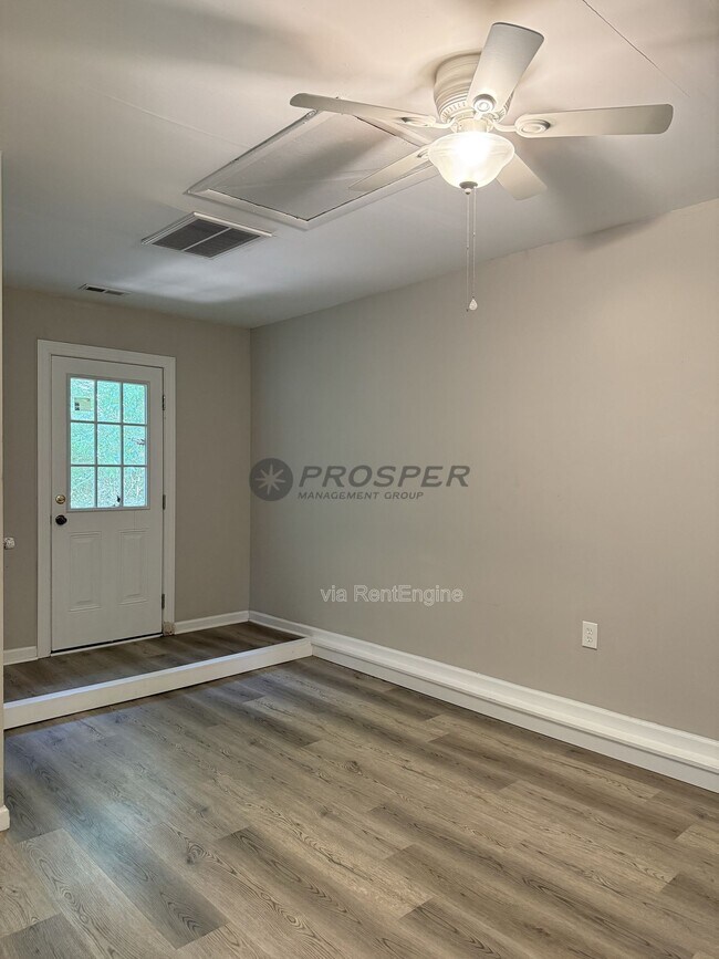 Building Photo - 1047 Oakcrest Dr