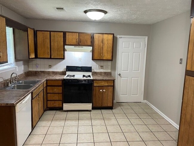 Building Photo - 8228 Englewood Trail