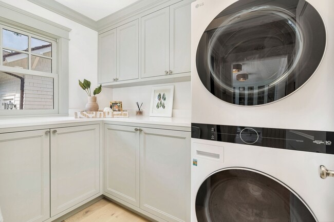 Building Photo - 142 Seabreeze Ave