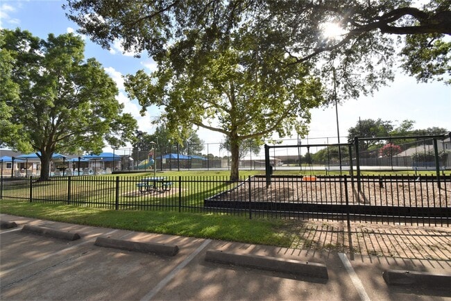 Building Photo - 18007 Forest Cedars Dr