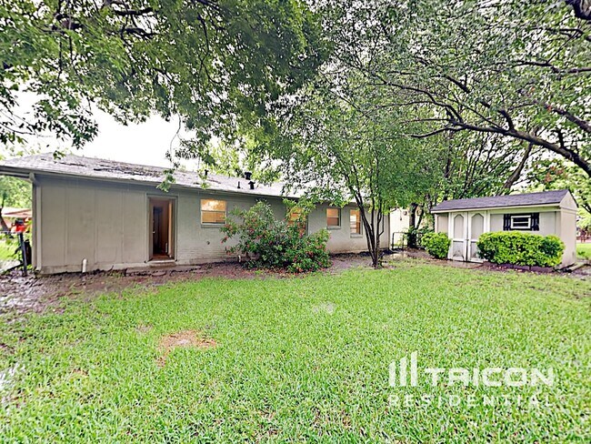 Building Photo - 3221 Edgebrook Dr