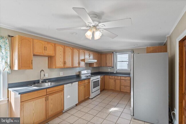 Building Photo - 923 N Main St