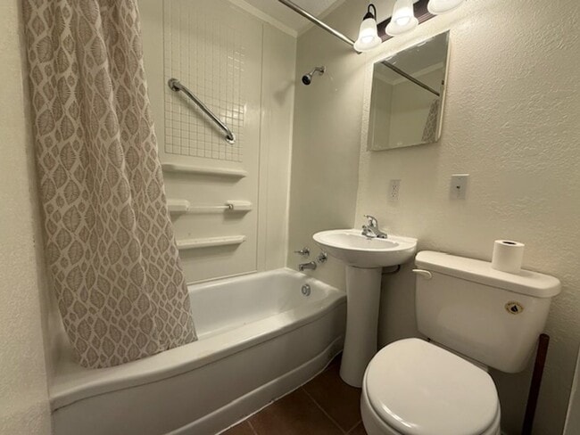Building Photo - Renovated Single Family Home!