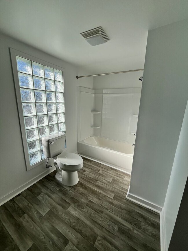 Building Photo - Beautifully renovated home in the desired Rivermont area!