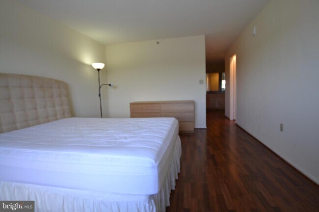 Building Photo - 15101 Interlachen Dr