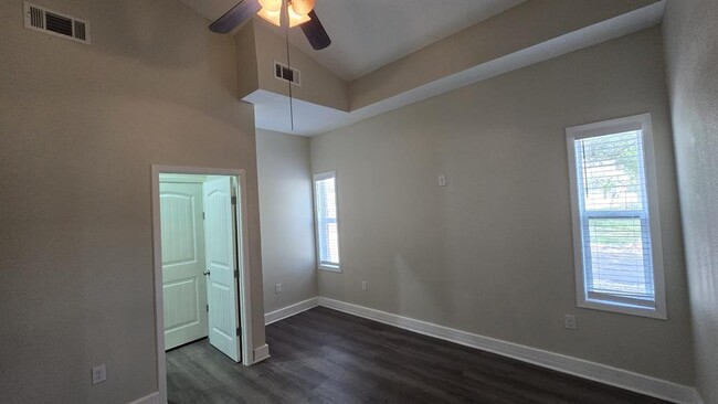 Building Photo - 305 Remuda Dr