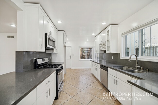 Building Photo - 112 S Detroit St