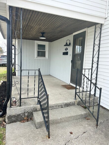 Building Photo - 115 3rd St