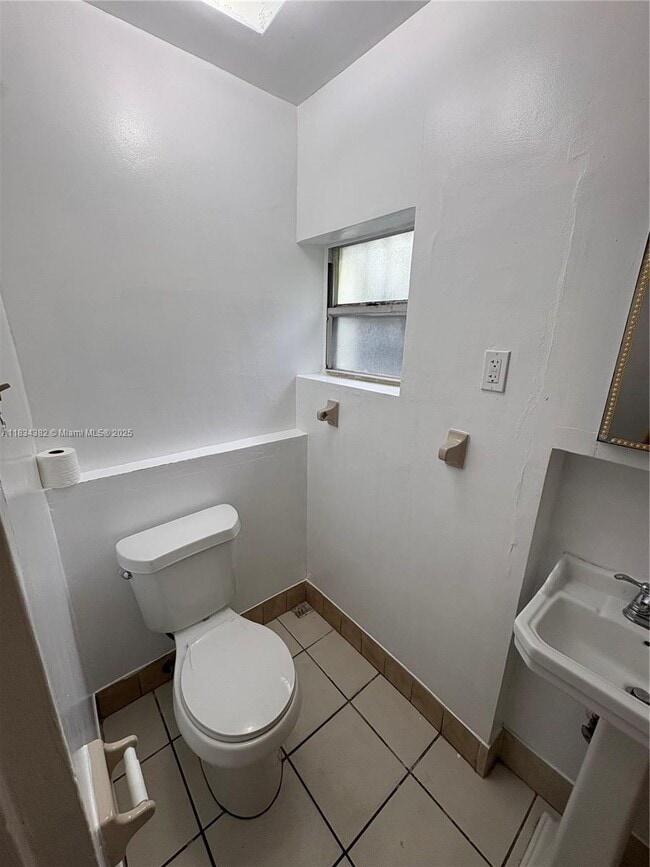 Building Photo - 812 SW 19th Ave