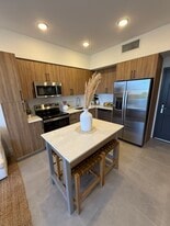 Building Photo - 830 SW 9th Ct