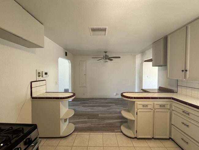 Building Photo - 4133 Kenmore Dr S