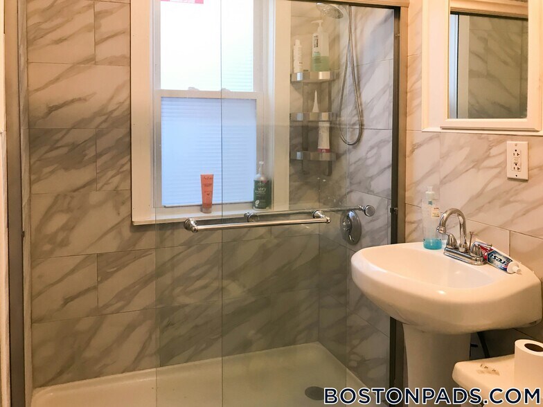 Building Photo - 832 Huntington Ave