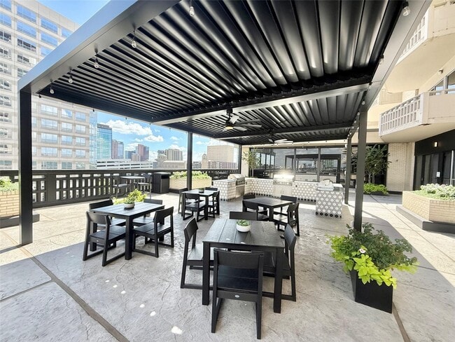 Building Photo - 2016 Main St