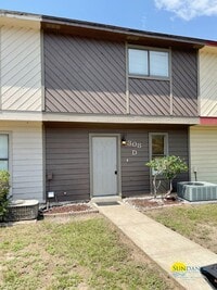 Building Photo - Charming 2 Bedroom Townhouse Located in FWB!