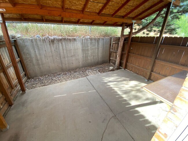 Building Photo - Two Bedroom Town Home on Florida Rd.