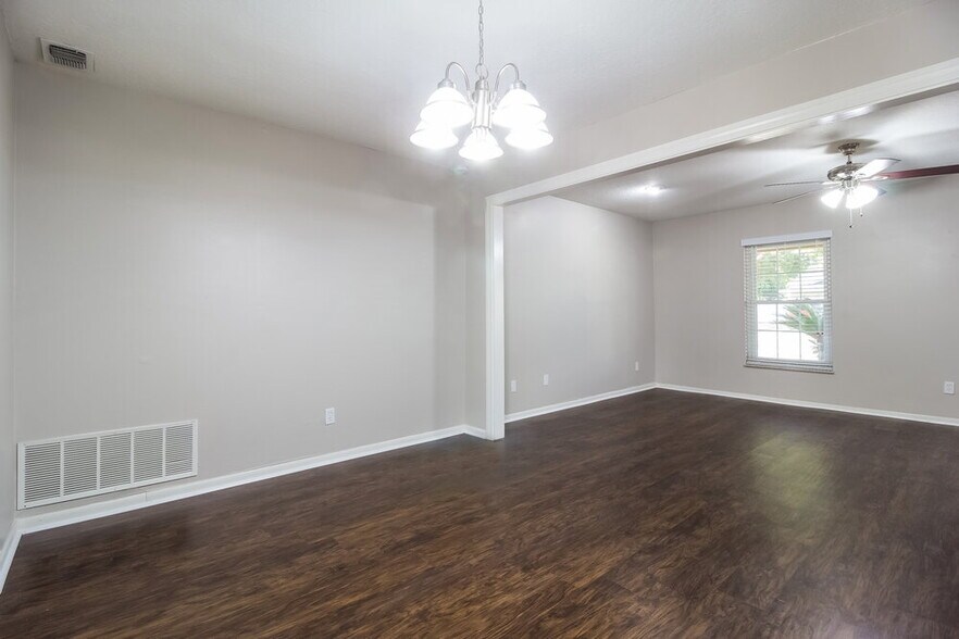 Building Photo - 960 Apple Ln