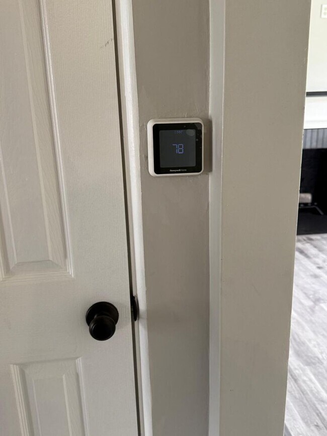 Building Photo - 5-Bedroom 2-Bath Completely Renovated!