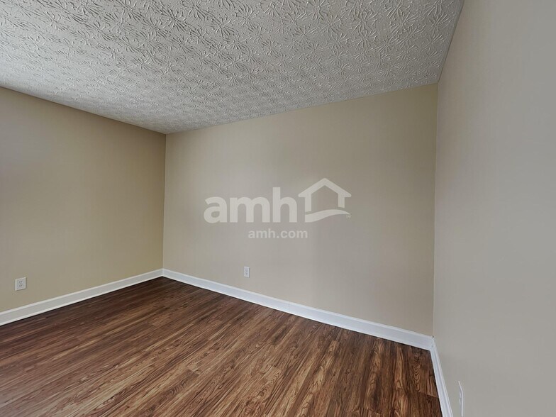 Building Photo - 82 Richard Ave