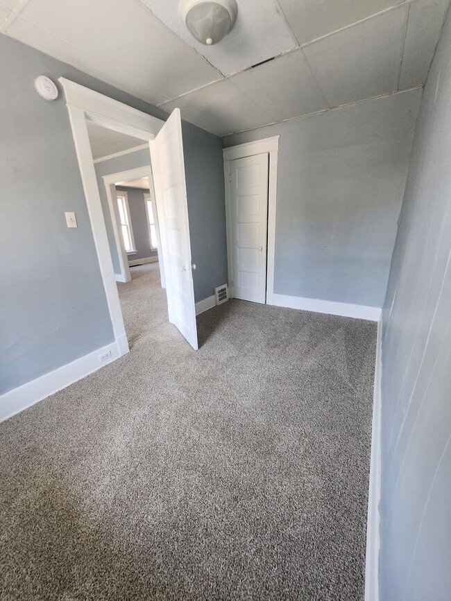 Building Photo - Lower 3 bedroom unit