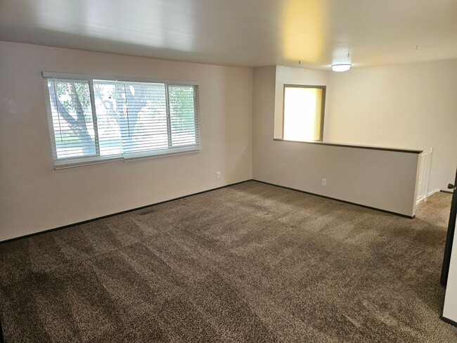 Building Photo - Great 2 Bd 1.5 Ba Duplex in Cottonwood Hei...