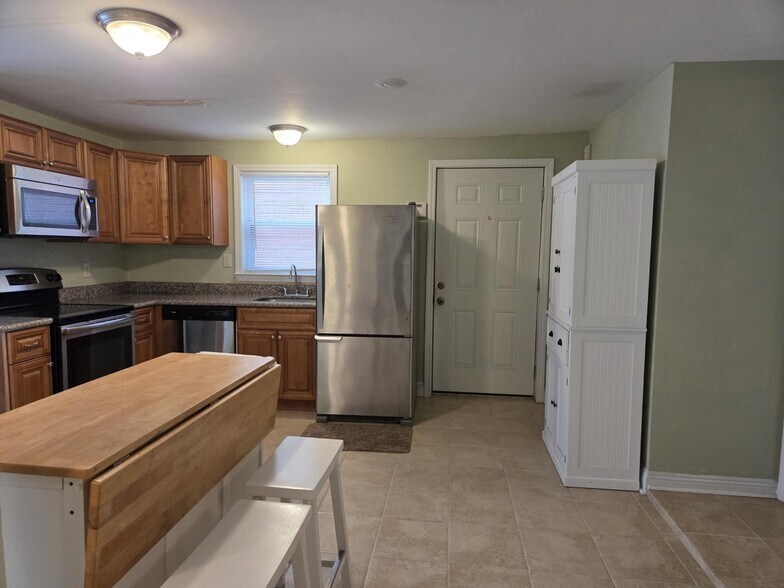 Kitchen - 4422 Walmsley Ave