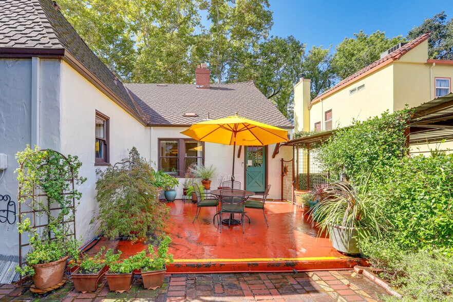 Building Photo - 2627 Land Park Dr