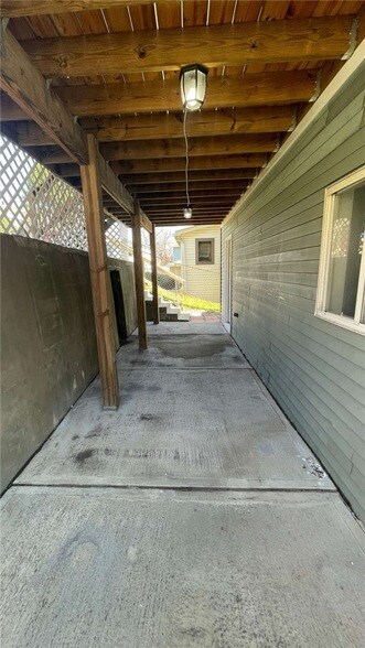 Building Photo - 424 W 7th Ave