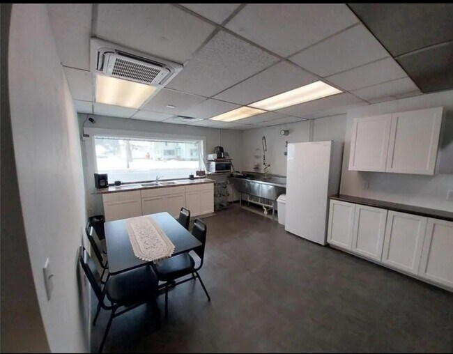 Building Photo - 868 Main St