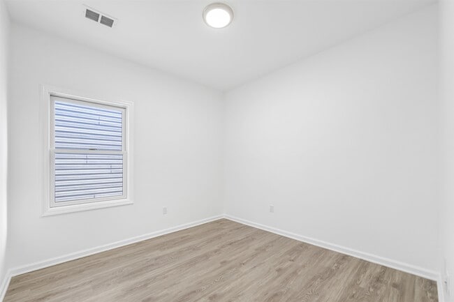 Building Photo - 62 Hutton St