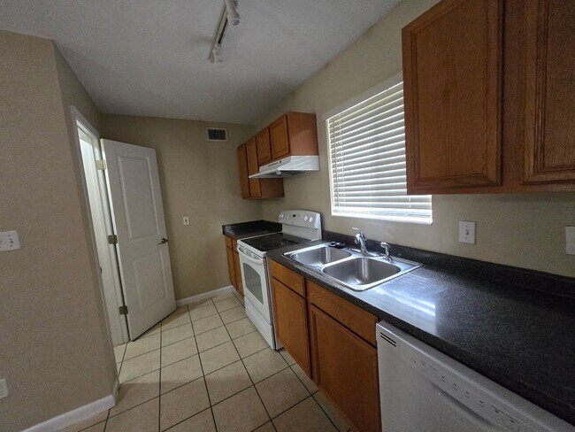 Building Photo - 2 bedroom, 2 bath/1st Floor Unit in Hawthorne Reserve
