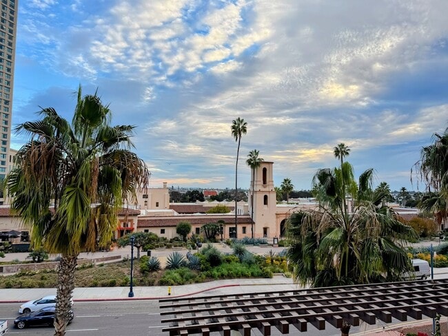 Building Photo - 700 W Harbor Dr