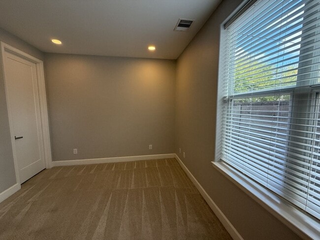 Building Photo - 2906 Baer St