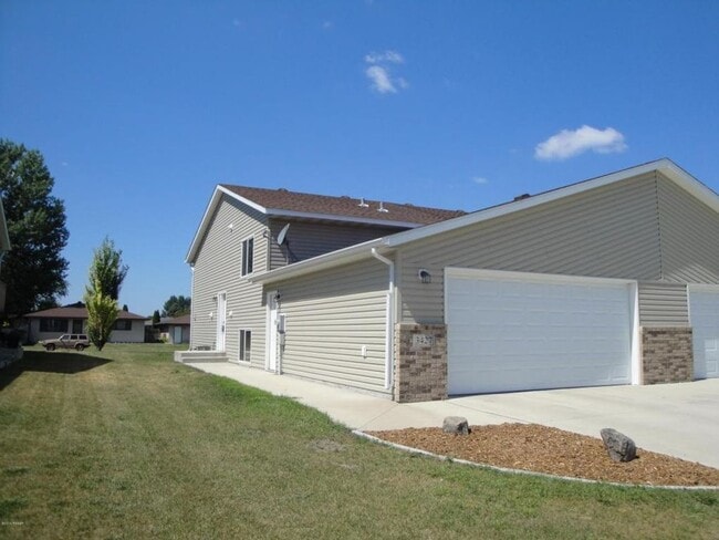Building Photo - Pet-Friendly 3 Bed Twin Home with Patio & Garage
