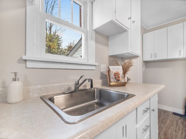 Building Photo - Millwood 2 bedroom condo