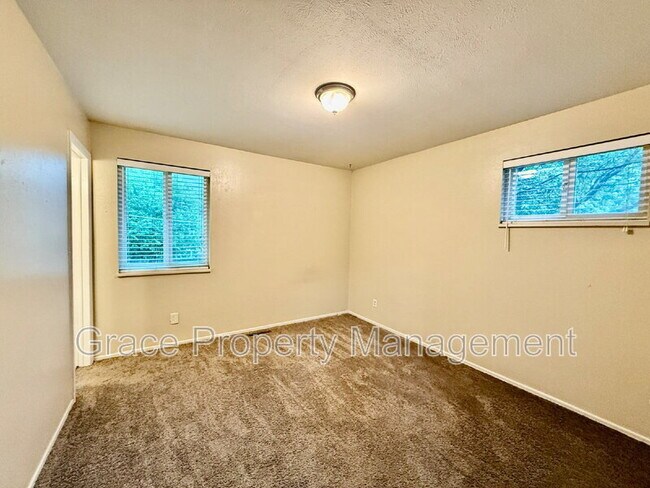 Building Photo - 1070 Iris St