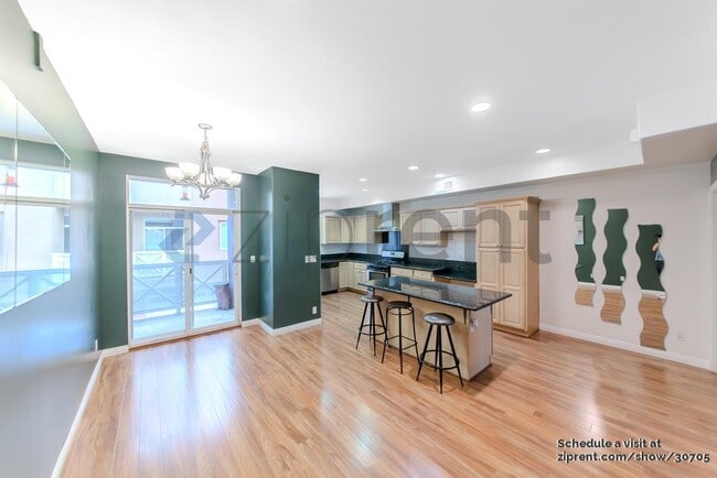 Building Photo - 11622 Oxnard St