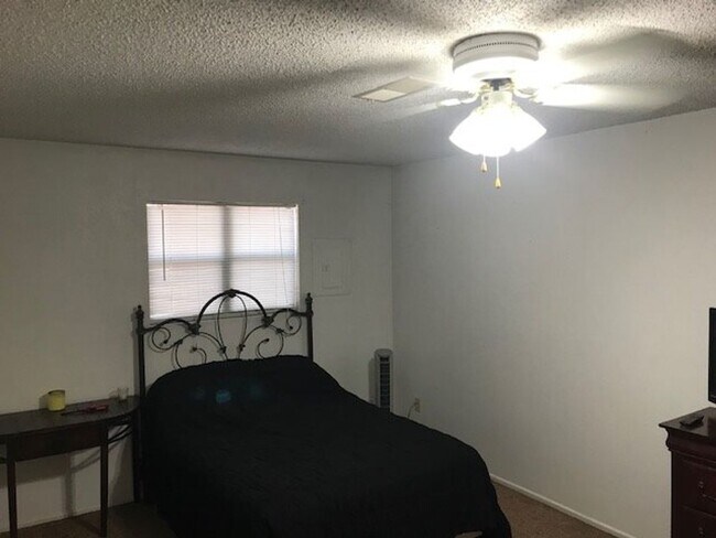 Building Photo - Furnished all bills paid very nice 2 bedro...