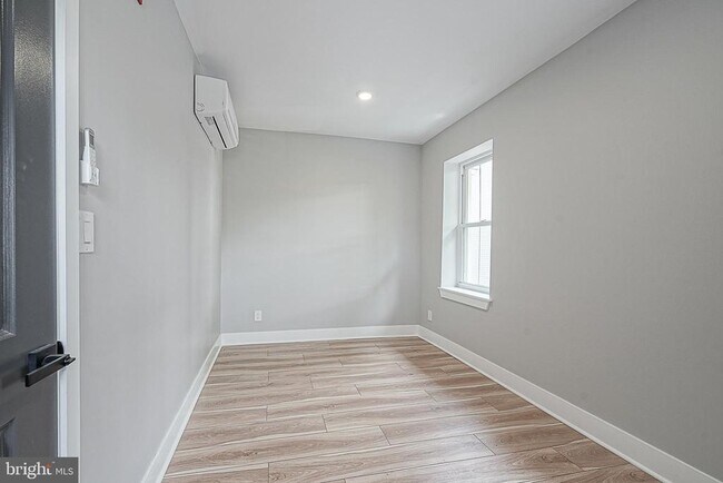 Building Photo - 323 S 51st St