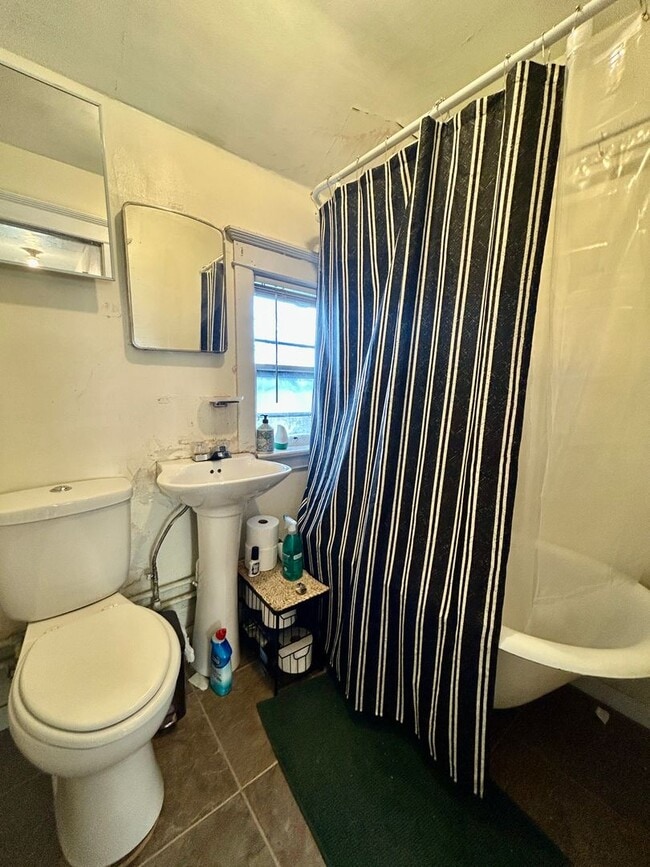 Building Photo - AVAILABLE JUNE 1st - Great 4 Bed, 1 Bath in East Duluth!