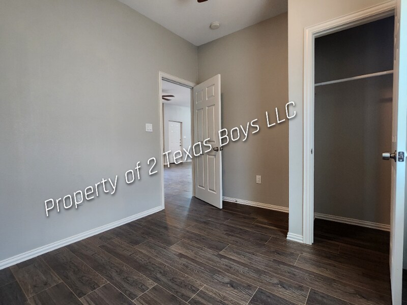 Building Photo - 101 N Pecan St