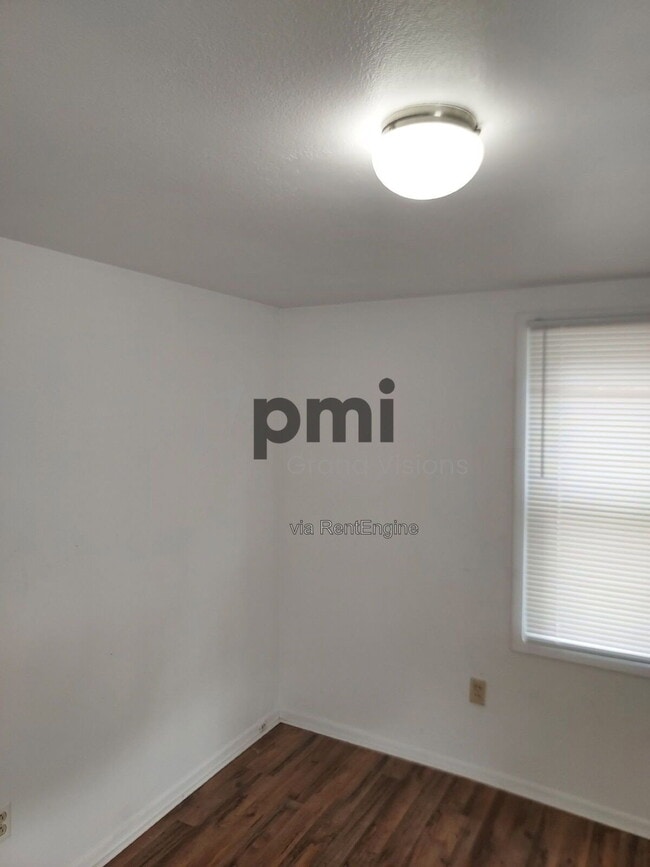 Building Photo - 419 E Peoria Ave