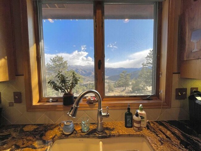 Building Photo - Large 3 bedroom home with gorgeous views i...