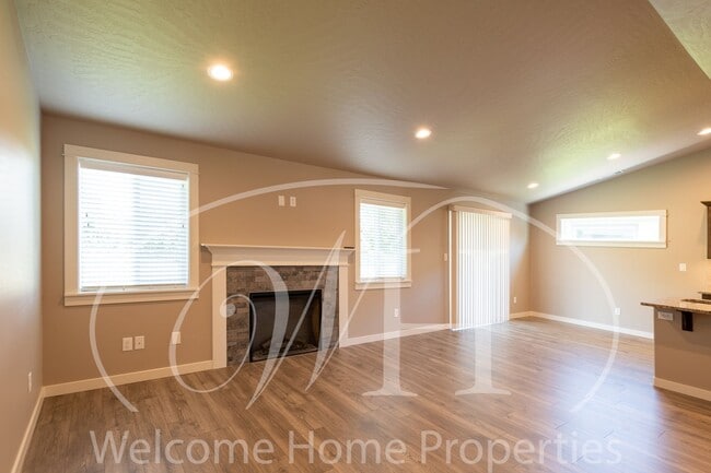 Building Photo - Brand NEW Home Overlooking the Golf Course